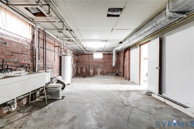Building Photo - 1004 W 49th St