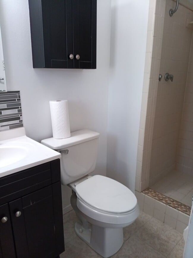Building Photo - 3 Bedroom, 2-Bathroom in the NE Heights, C...