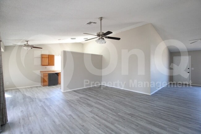 Building Photo - 713 W Mesquite St