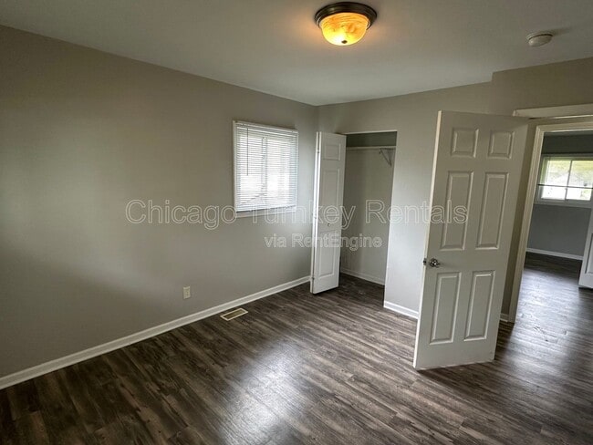 Building Photo - 105 S Sycamore Ln