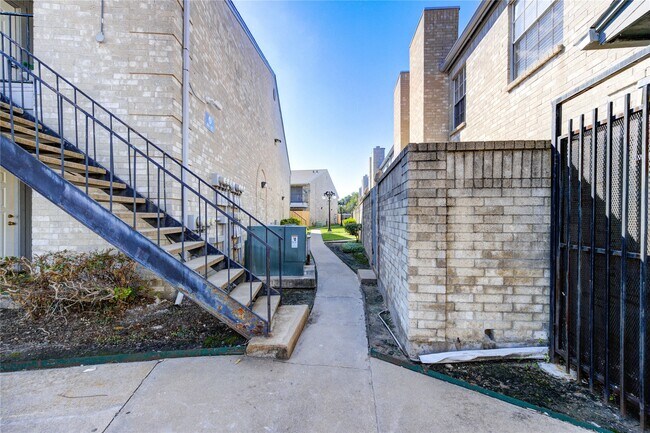 Building Photo - 6500 Sands Point Dr