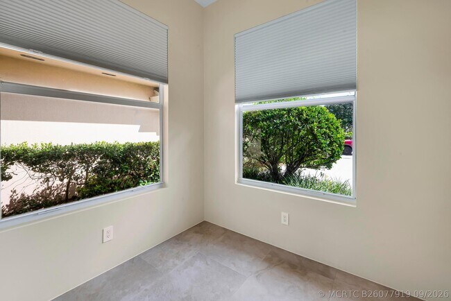 Building Photo - 176 NW Bentley Cir