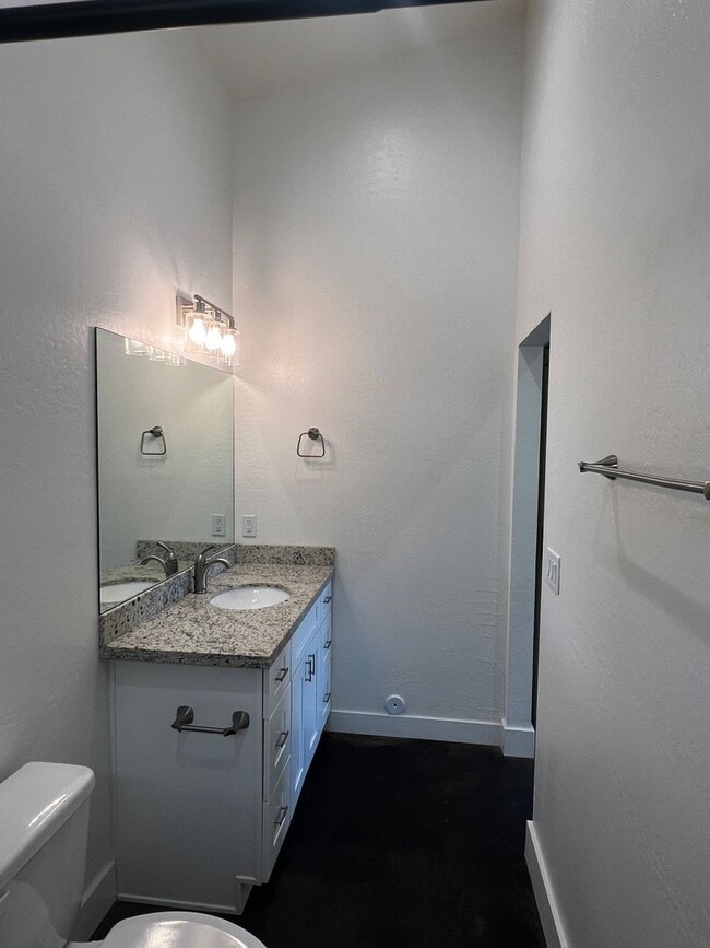 Building Photo - 3 bed/2 bath House with private Hot Tub