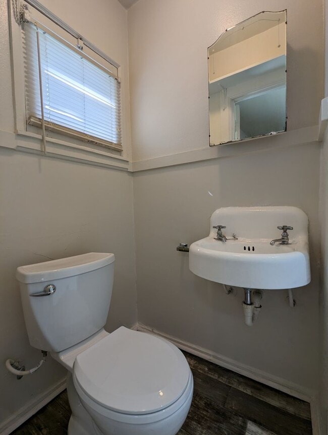 Building Photo - Great 1 bed/1 bath apartment with solid surface flooring!