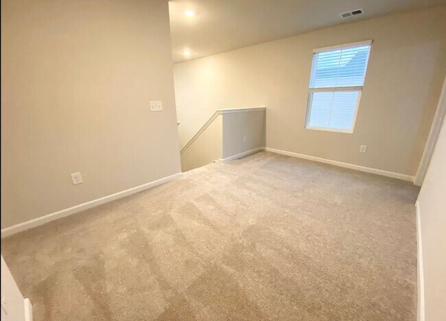 Building Photo - 4 Bed 3 Bath Single Family Home
