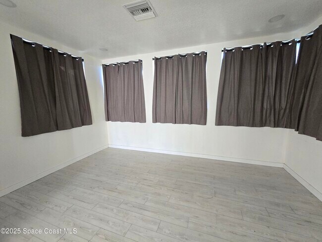 Building Photo - 2417 Colonial Dr