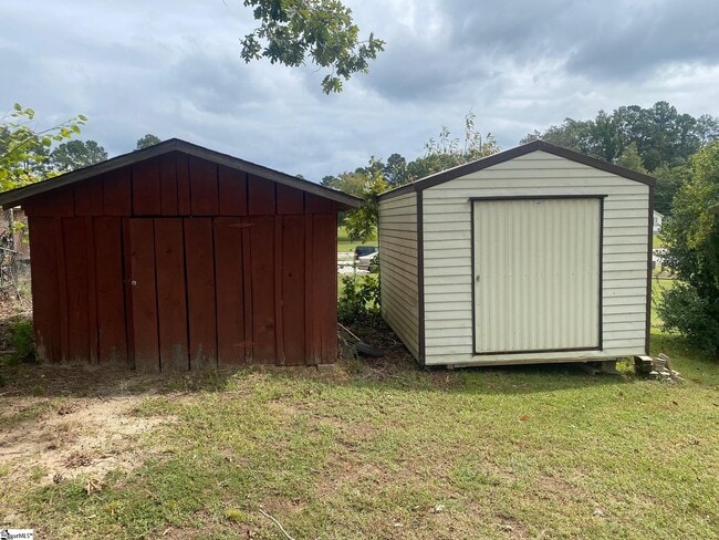 Building Photo - 204 Oakwood Dr