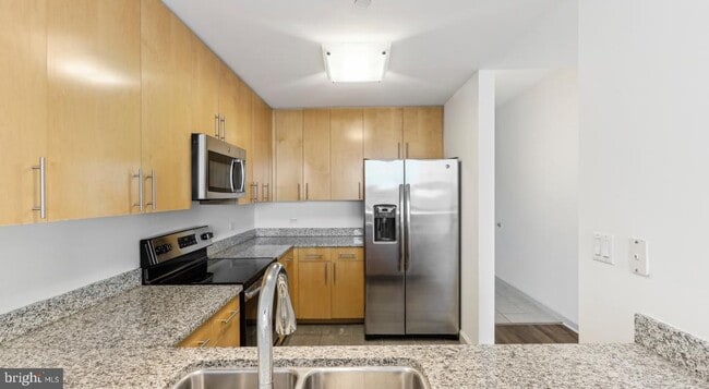 Building Photo - 206 W Washington Square