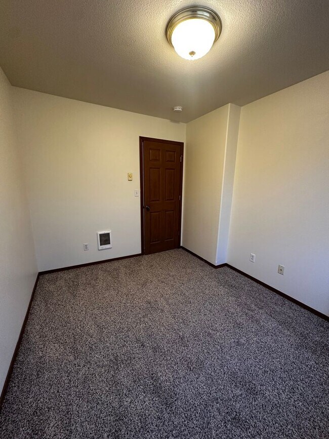 Building Photo - *Move In Special, Half off Rent! (See ad f...