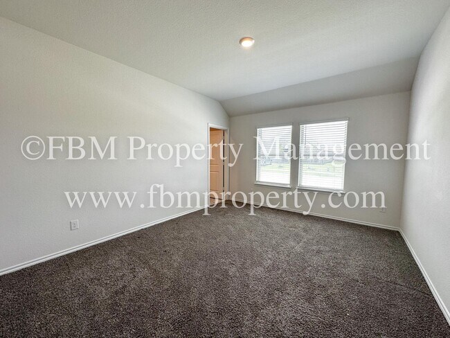 Building Photo - 264 Thoroughbred St