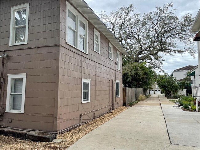 Building Photo - 807 1/2 S Fremont Ave