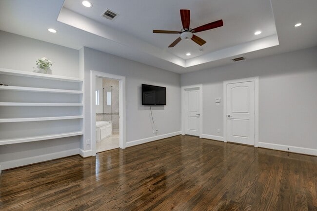 Building Photo - Beautiful 3 bedroom/3.5 bath Mediterranean...