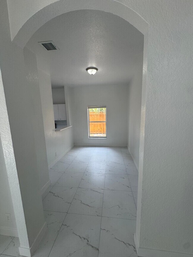 Building Photo - 890 NW 25th Ave