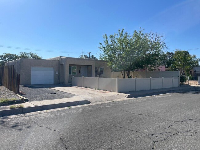 Building Photo - 2626 Sierra Dr NE