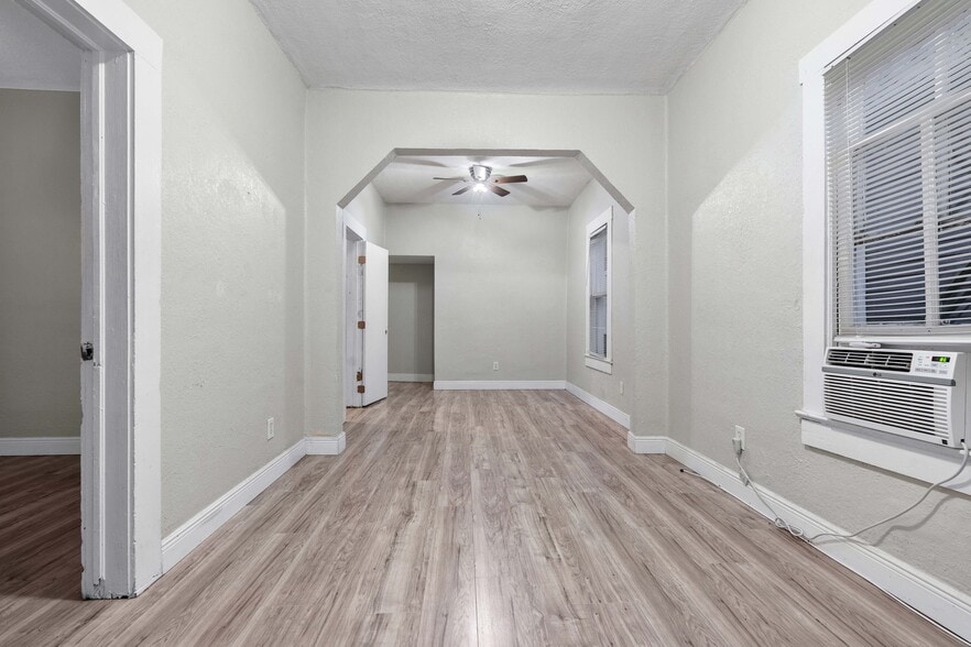 Building Photo - 2205 E 5th Ave