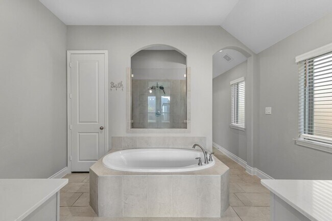 Building Photo - 4014 Emerson Cove Dr