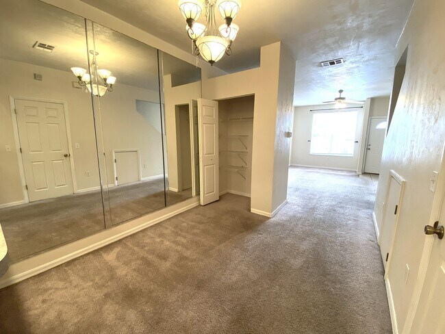 Building Photo - Kensington North #1608 - Pet Friendly!