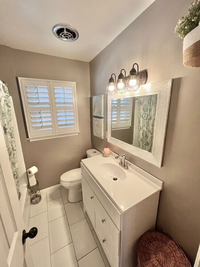 Building Photo - Spacious Remodeled Home Near El Dorado Park