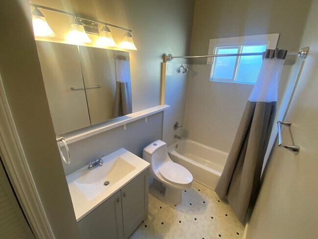 Building Photo - 540 32nd St