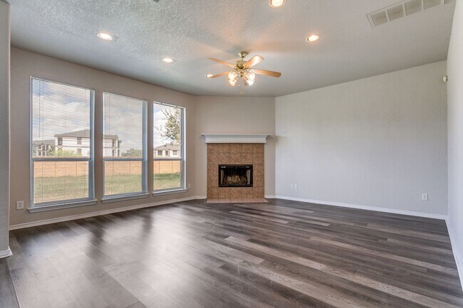 Building Photo - Welcome home to this spacious 4-bedroom, 2...