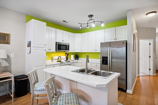 Building Photo - 2 Bed, 2 Bath SW Durham Townhome Near Duke and UNC * Mid or Long Term Rental