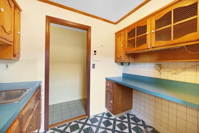 Building Photo - 2329 Hudson Terrace