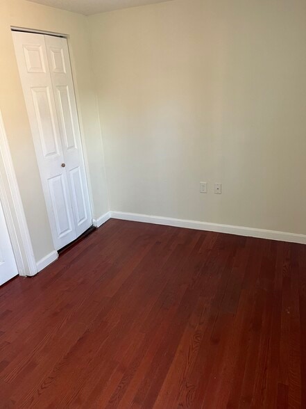 Small bedroom - 33 White St