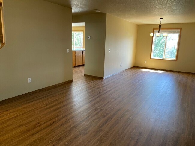 Building Photo - Spacious 4-Bedroom, 2.5-Bath Home with Deck, Fireplace & Updated Kitchen