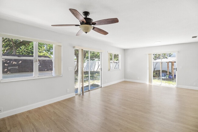 Building Photo - 4722 Lakeside Cir