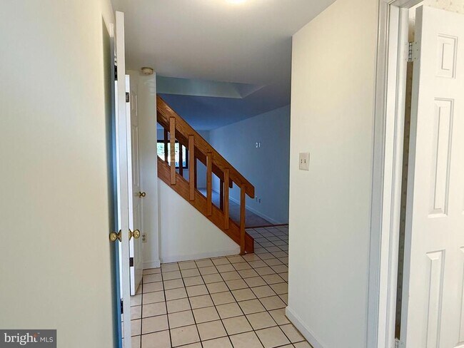 Building Photo - 71 Oak Knoll Dr