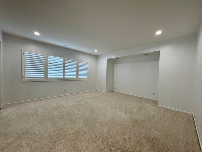 Building Photo - Stunning Tri-Level Townhome in Culver City