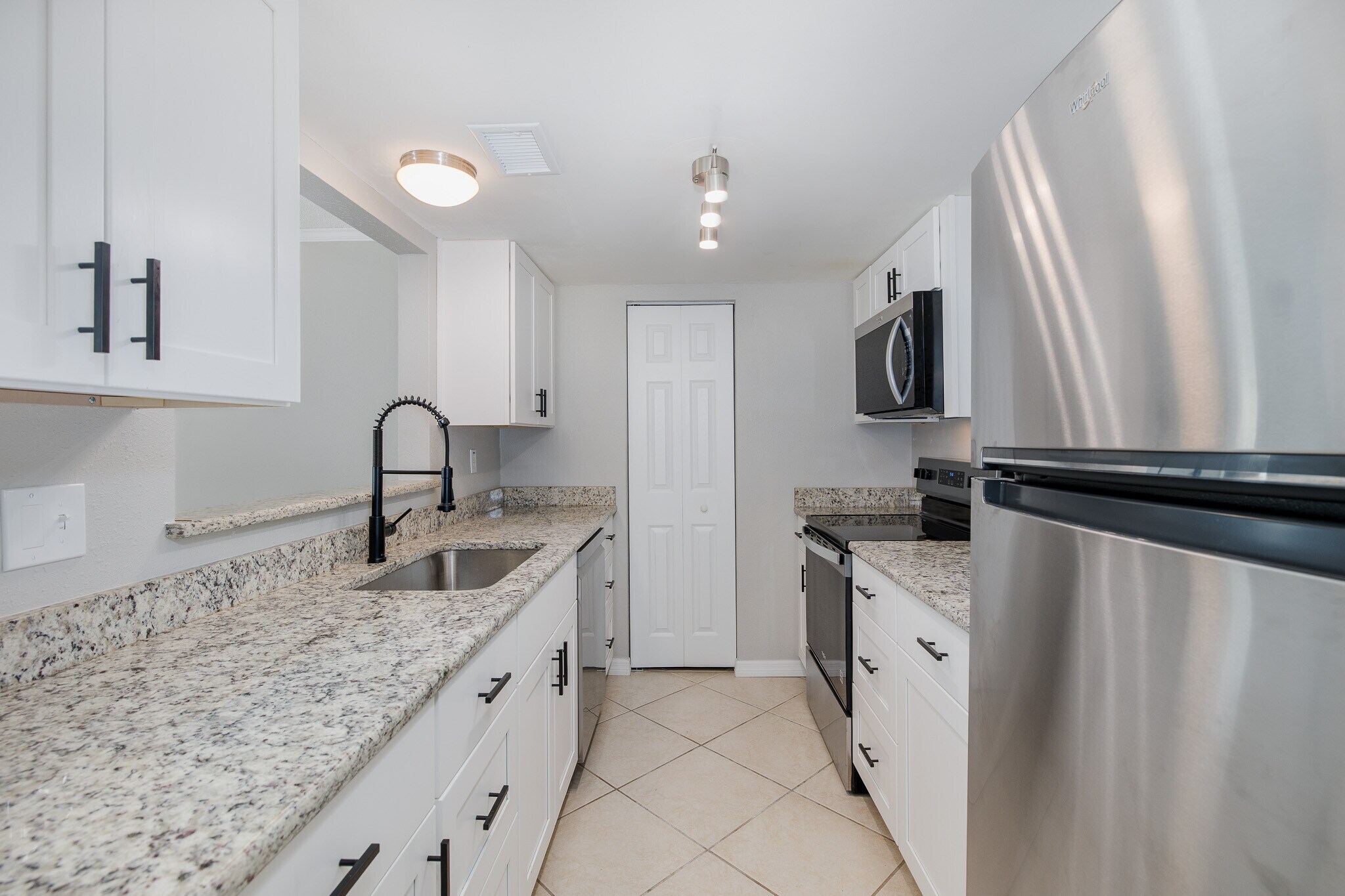 Building Photo - 464 N Paula Dr