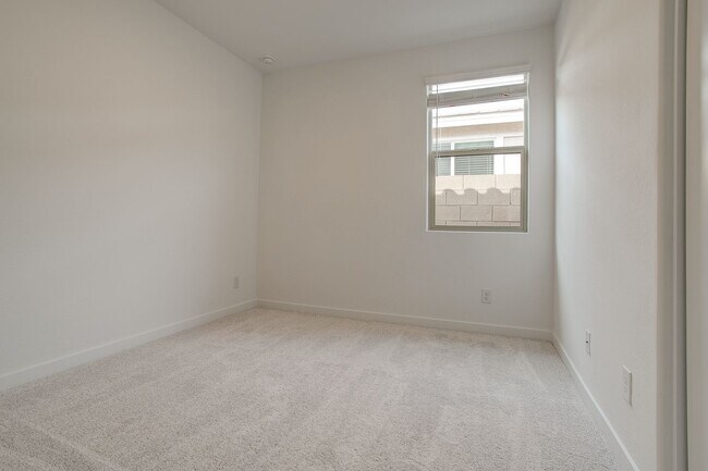 Building Photo - Gorgeous 5 Bedroom Lennar Home built 3 years ago still like new!!!  5 bedrooms in Northern Crossi...