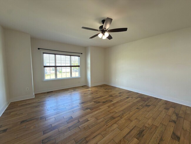 Building Photo - Spacious 4 Bed 3.5 Bath Home in Round Hill VA For Rent!