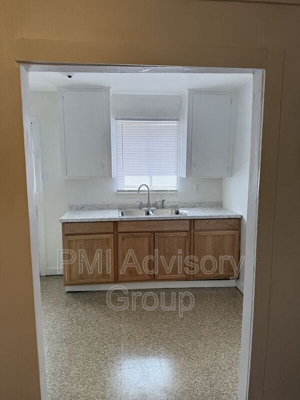 Building Photo - 203 SW Heights Rd