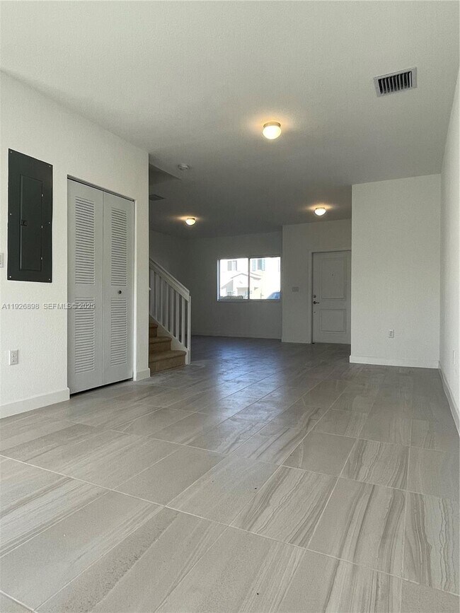 Building Photo - 1221 NW 4th Ln