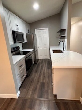 Building Photo - 8892 Eagleview Dr