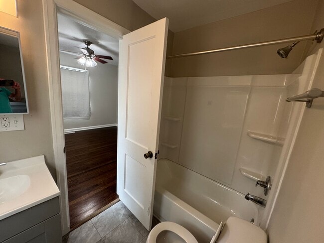 Building Photo - Newly updated 3 bedroom 1 bath with hardwo...