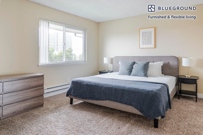 Building Photo - 950 E Hillsdale Blvd