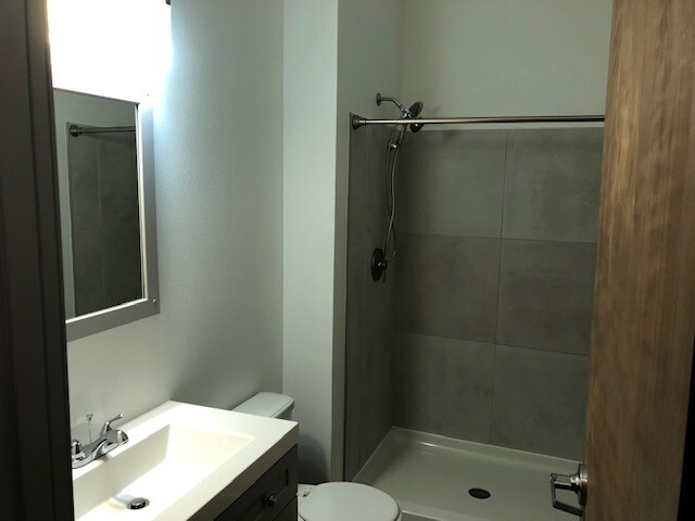 unit 7 bathroom 2 - 300 Fairview Ave