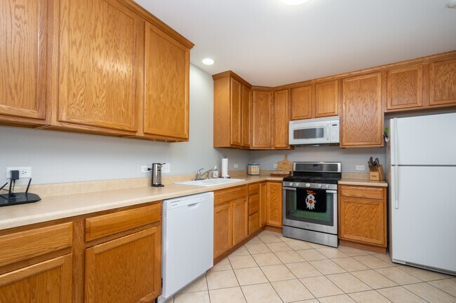 Building Photo - 532 Lake St