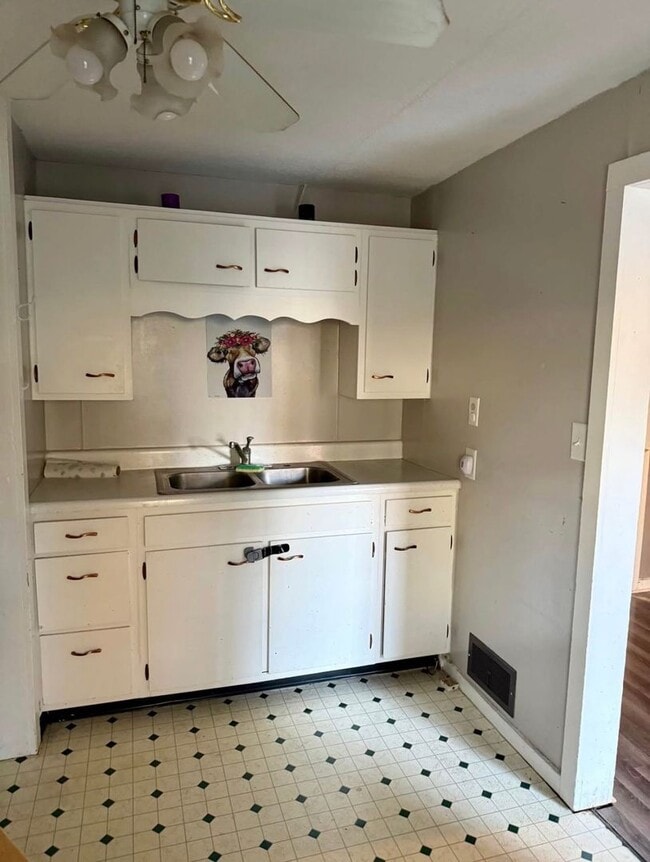 Building Photo - 2 Bedroom in Bloomfield