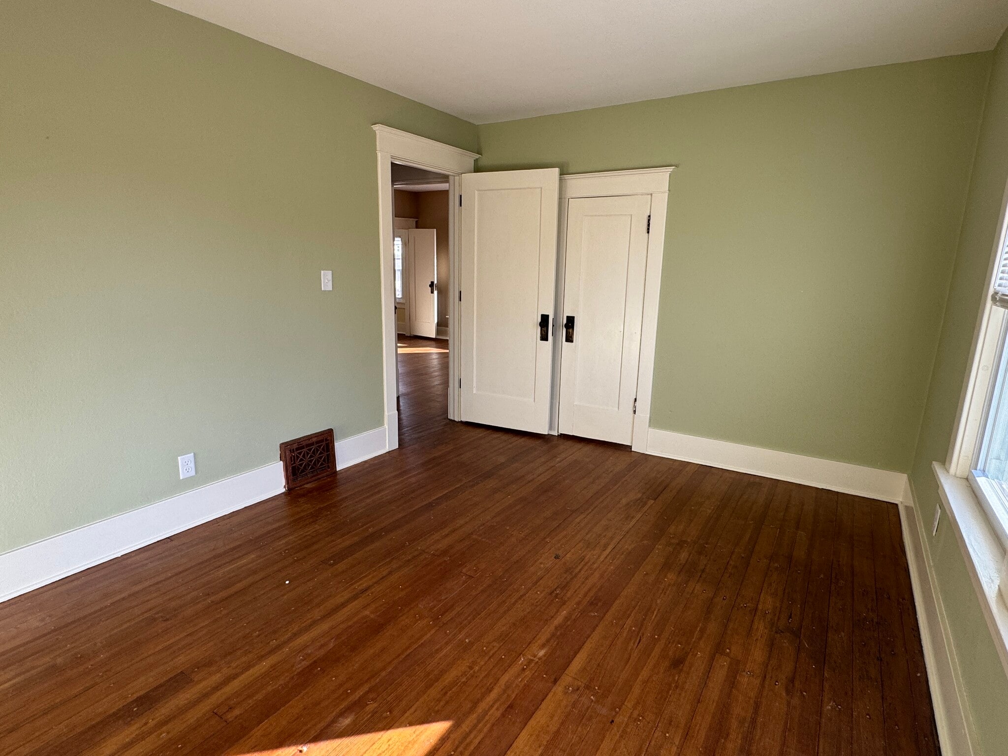 Building Photo - 2702 LeClaire St