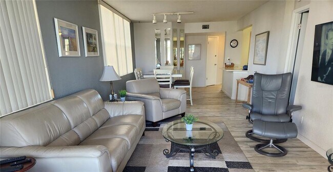 Building Photo - 5901 Bahia Del Mar Cir N