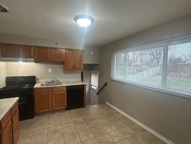 Building Photo - 5150 Chantilly Dr