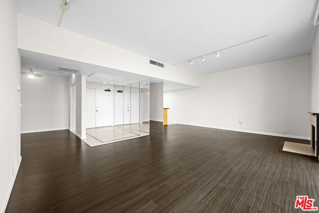 Building Photo - 10535 Wilshire Blvd
