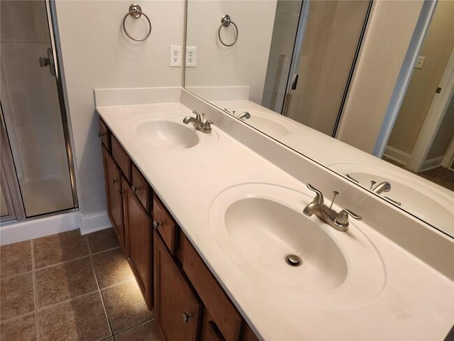 Building Photo - 465 Roland Manor Dr