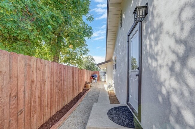 Building Photo - 4 Bedroom 2 Bath House for Rent Within Wal...