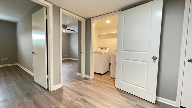 Building Photo - 403 N Post Oak Ln