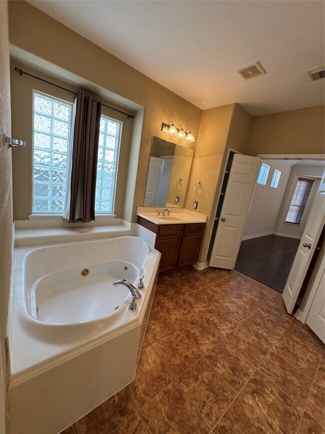 Building Photo - 6003 Marble Hollow Ln